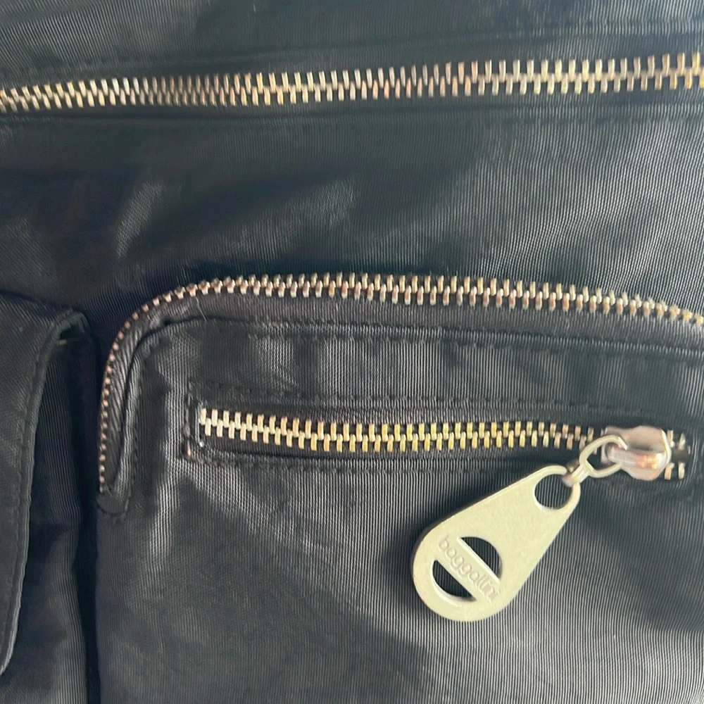 Baggallini crossbody bag with several pockets and adjustable strap